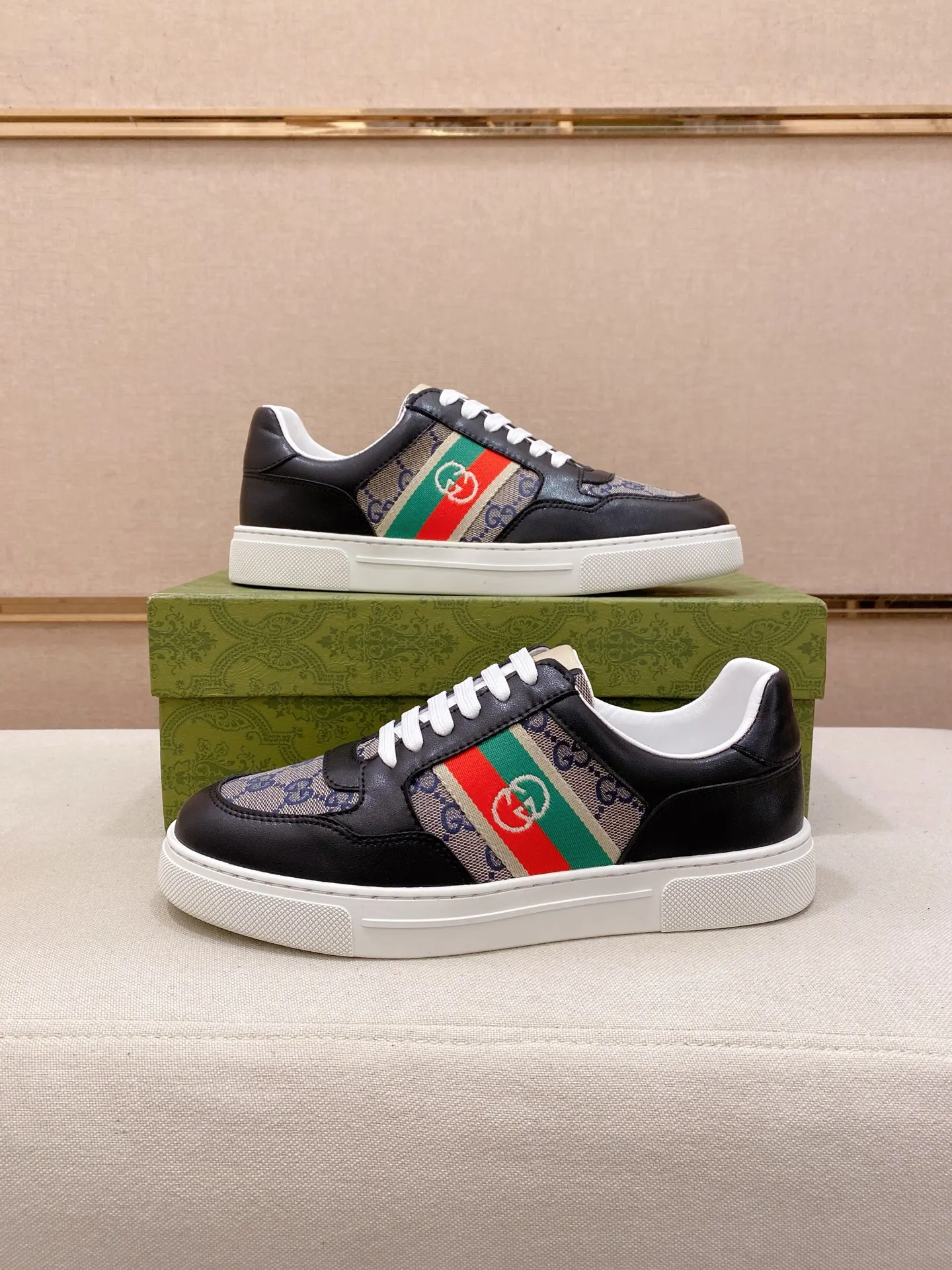 Men's shoes💰 440💰The new GUCCI (Gucci) counters are launched simultaneously. The new men's shoes, 😘fabrics are selected from imported cowhide, and the lining is sheepskin lining. 👍🏿 High-end ☄️ air-cushion molded anti-slip rubber outsole, exquisite lines, simple and elegant, comfortable and high-end for leisure travel. Code number: 38 to 44 (45 can be customized and cannot be returned or exchanged)